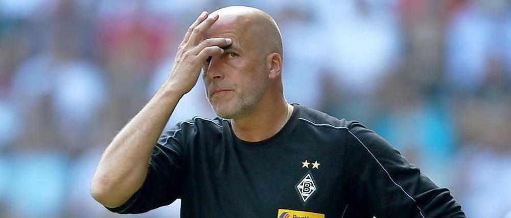 Michel Frontzeck kann es nicht fassen. Schon wieder verlieren seine Gladbacher, diesmal nicht haushoch, sondern nach eigener Führung.
