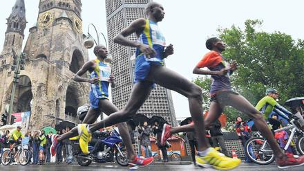Schneller Stadtrundgang. Die Spitzengruppe Patrick Makau, Geoffrey Mutai, Bazu Worku (von links) auf dem Kurfürstendamm. 