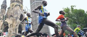 Schneller Stadtrundgang. Die Spitzengruppe Patrick Makau, Geoffrey Mutai, Bazu Worku (von links) auf dem Kurfürstendamm.