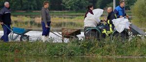 Helfer kämpfen gegen die Wassermassen. Bei Saathain zwischen Elsterwerda und Bad Liebenwerda werden die Dämme verstärkt.