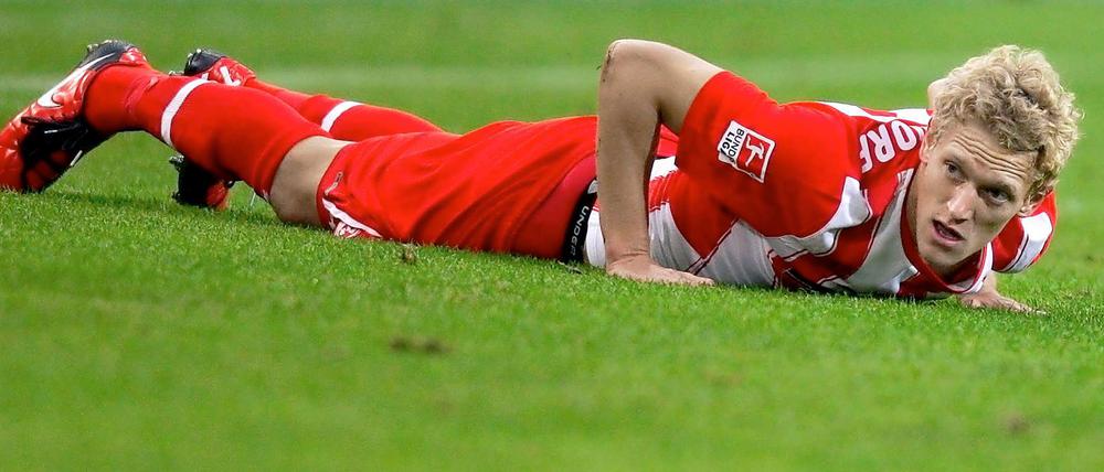 Ein Bild mit Symbolcharakter. Fortunas Johannes van den Bergh liegt stellvertretend für einen ganzen Verein am Boden.