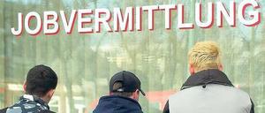 Wie sieht ihre Zukunft aus? Jugendliche im Stadtzentrum von Frankfurt (Oder) vor der Agentur für Arbeit. 