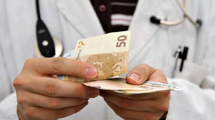 Wenn es nach dem Gesundheitsminister geht, soll der Patient seine Behandlungskosten künftig erst bezahlen und danach erstattet bekommen.
