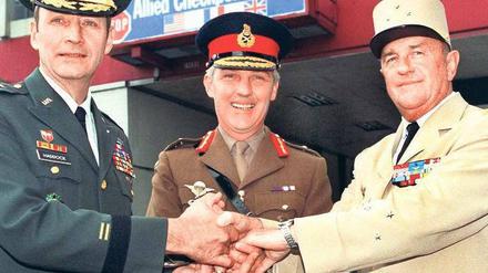 Mit Handschlag. Am 27. September 1990 verabschiedeten sich die Stadtkommandanten von Berlin (von links): Raymond G. Haddock (USA), Robert Corbett (Großbritannien) und François Cann (Frankreich) von der Autobahnkontrollstelle Dreilinden.