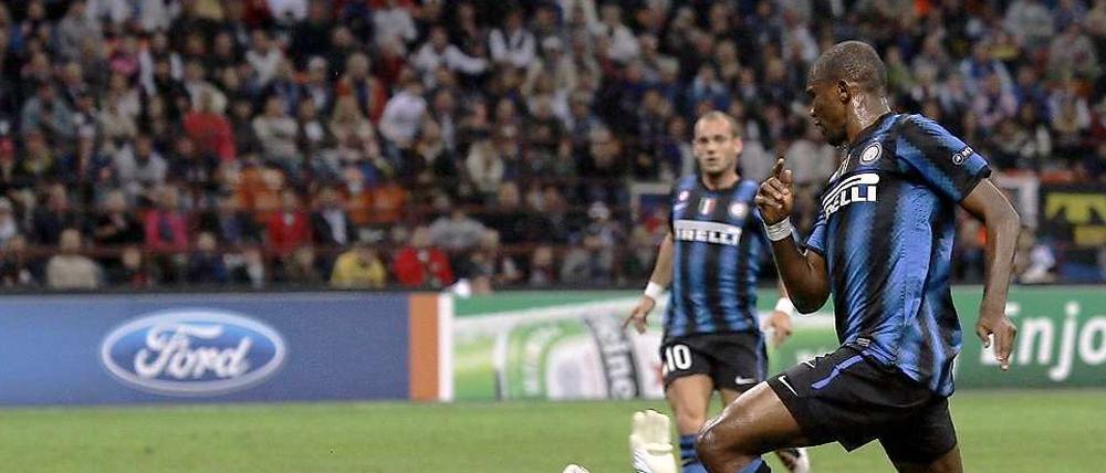 Das sah nicht gut aus für Bremen. Samuel Eto'o trifft unter Tim Wiese hinweg ins Tor.