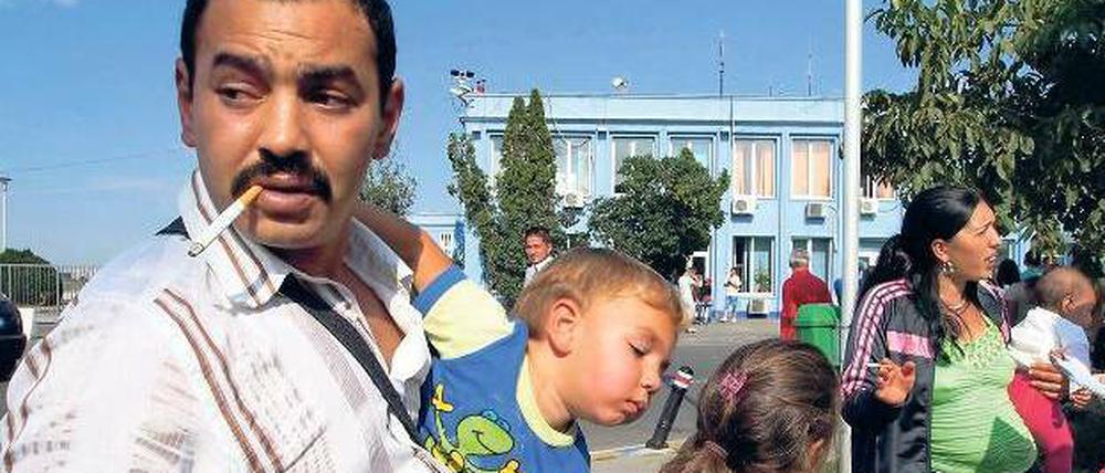 Ankunft im Ungewissen. Diese aus Frankreich ausgewiesene Roma-Familie ist in Rumänien eingetroffen. Foto: dpa