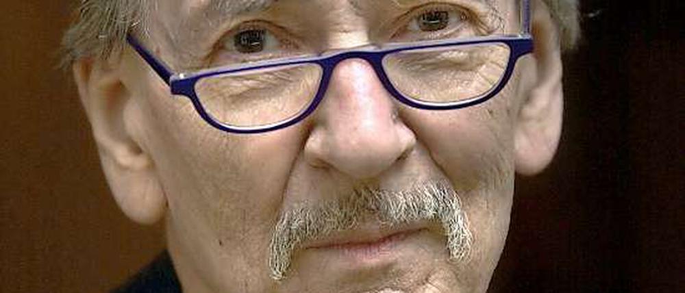 Der rumäniendeutsche Lyriker Oskar Pastior, aufgenommen in Freiburg (Archivfoto vom 03.04.2001).