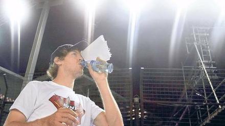 Spot an! Sebastian Vettel kämpft in Singapur um seine kleine Chance auf den WM-Titel. Foto: dpa