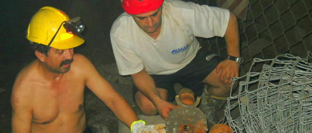 Juan Illanes (li.) und Mario Sepulveda (re.) gehören zu den 33 eingeschlossenen Minenarbeitern. Hier sind sie mit einem herabgefallenen Bohrer zu sehen.