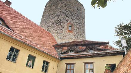 Burg Rabenstein im Hohen Fläming. Mehr Jugendherberge als Hotel, deshalb kann der Wanderer hier preiswert übernachten. Foto: ddp