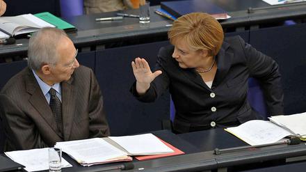 Generaldebatte im Bundestag. Kanzlerin und Finanzminister sehen sich mit heftige Vorwürfen konfrontiert.