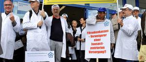 Ärzteprotest: Ärzte zeigen am in Essen vor der Grugahalle Protestplakate. 