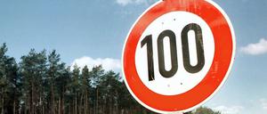100 Stundenkilometer Höchstgeschwindigkeit: Das ist das erlaubte Tempo auf Landstraßen. Viele kacheln dennoch deutlich schneller über den Asphalt.