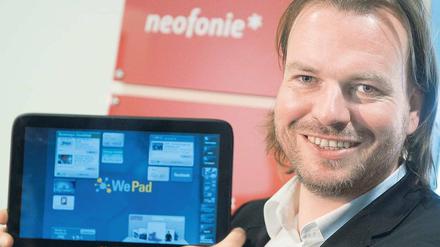 Ein paar Pannen bei der Präsentation des WePads im März – das wegen der Namensähnlichkeit zum iPad nun WeTab heißt – haben Helmut Hoffer von Ankershoffen das Leben erschwert. Aber das ist vorbei: Nächste Woche soll die Auslieferung beginnen. Foto: dpa