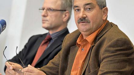 Pressekonferenz nach Hundeattacke: Der Kriminalrat der Polizei Dessau-Roßlau, Thomas Engel (r.) und Oberstaatsanwalt Christian Preissner informieren am Dienstag auf einer Pressekonferenz über die Hundeattacke in Zörnigall, bei Wittenberg. Dabei war am Samstagabend ein Junge von einem Rottweiler tödlich verletzt worden.