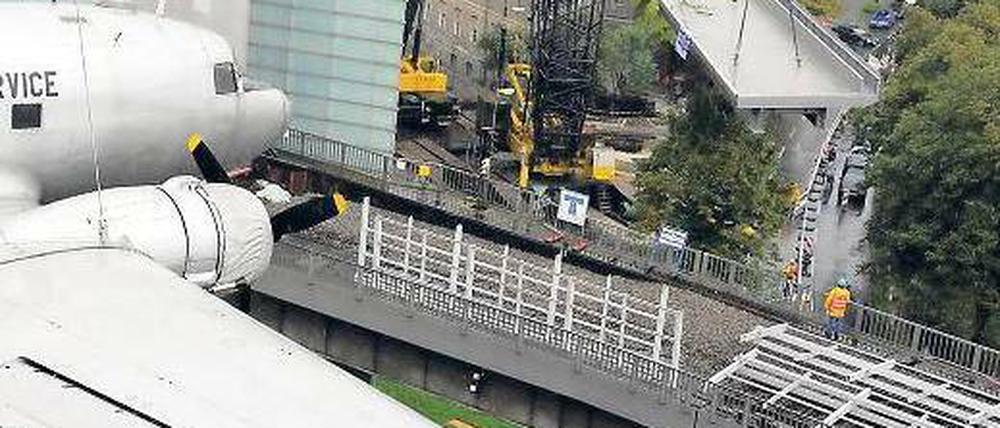 40 Tonnen in die Höh’. Brückenteile werden derzeit in Kreuzberg montiert, ab 30. September rollen wieder Züge auf der Linie U 1. Foto: ddp