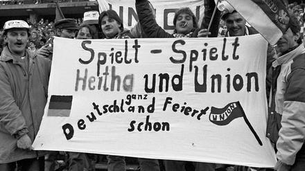 Eisern im Olympiastadion. Unions André Sirocks (links) bejubelt den zwischenzeitlichen Ausgleich beim Berliner Vereinigungsspiel im Januar 1990. Foto: dpa