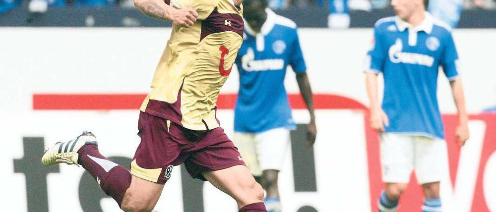 Überraschungssieger. Sergio Pinto, hier nach dem Erfolg in Gelsenkirchen, soll gegen Wolfsburg Diego bewachen.