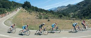 Einsam auf der Landstraße. Das Vuelta-Feld durchquert Spanien.