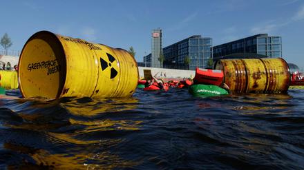 Die Atomkraftgegner probten den Aufstand schon mal in der Spree. Am Sonnabend erwarten sie Zehntausende zur Demo im Regierungsviertel.