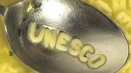 Buchstabensuppe. Ein UN-Aktionstag erinnert an Analphabetismus. Foto: ddp