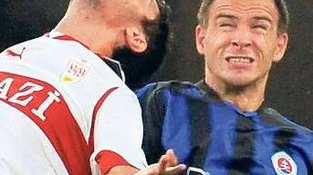 Kampf um die Lufthoheit. Der Stuttgarter Ciprian Marica (links) beim Kopfballduell mit Martin Dobrotka. Die Schwaben trumpften erst auf, als sie in Überzahl waren. Foto: ddp
