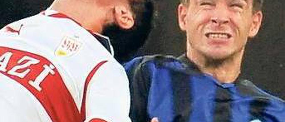 Kampf um die Lufthoheit. Der Stuttgarter Ciprian Marica (links) beim Kopfballduell mit Martin Dobrotka. Die Schwaben trumpften erst auf, als sie in Überzahl waren. Foto: ddp