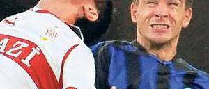 Kampf um die Lufthoheit. Der Stuttgarter Ciprian Marica (links) beim Kopfballduell mit Martin Dobrotka. Die Schwaben trumpften erst auf, als sie in Überzahl waren. Foto: ddp