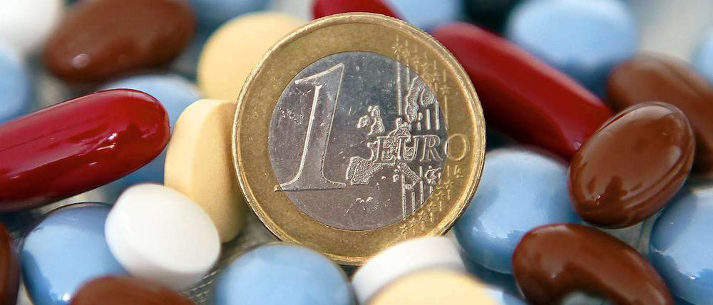 Mit einem Euro ist es bei Medikamenten in Deutschland zumeist nicht getan.