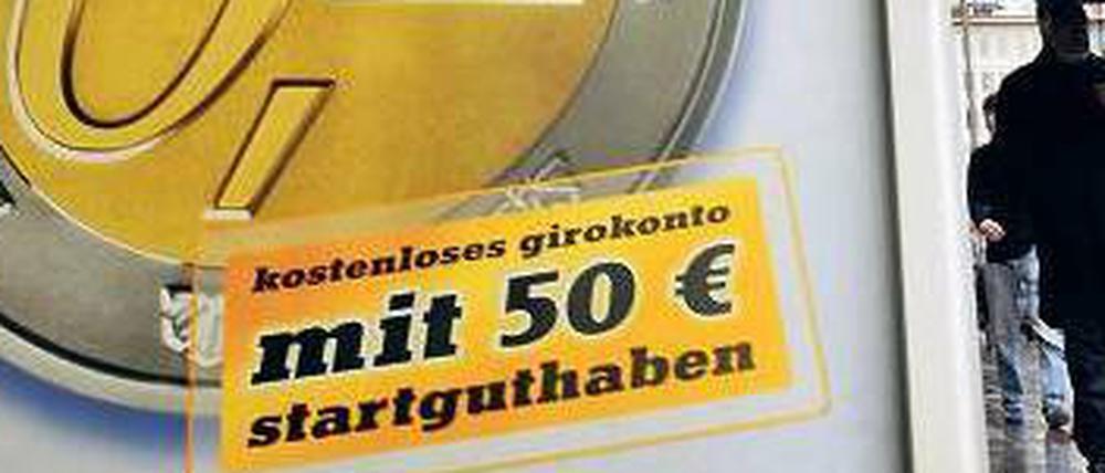 Versteckte Kosten. Viele Banken werben mit gebührenfreien Konten. Wer bei seiner Bank aber ins Minus rutscht, muss oft hohe Zinsen bezahlen.