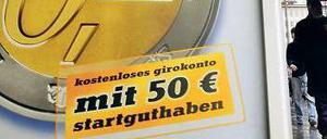 Versteckte Kosten. Viele Banken werben mit gebührenfreien Konten. Wer bei seiner Bank aber ins Minus rutscht, muss oft hohe Zinsen bezahlen.