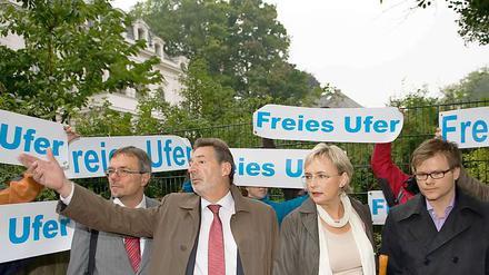 Potsdams Oberbürgermeister Jann Jakobs (2.v.l.), Andrea Wicklein und Carsten Schneider (alle SPD) bei der Besichtigung des Uferwegs am Donnerstag.