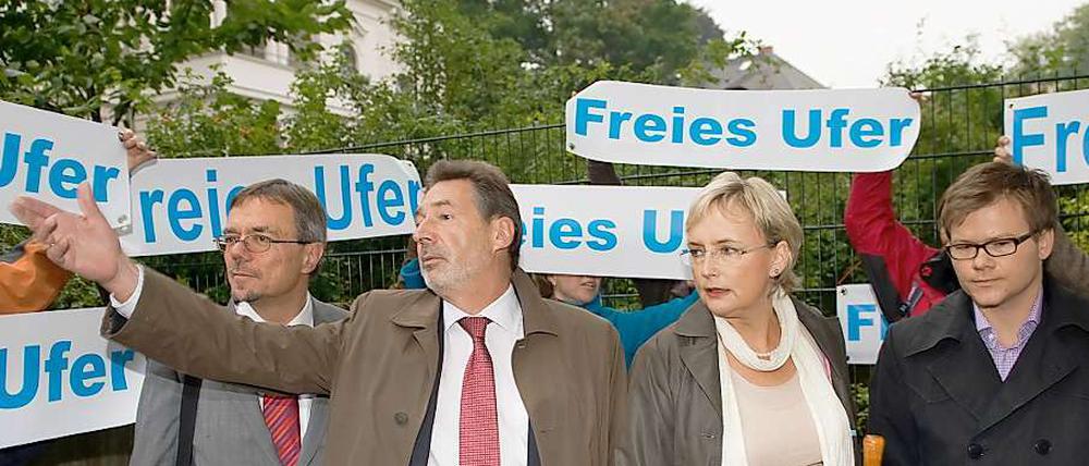 Potsdams Oberbürgermeister Jann Jakobs (2.v.l.), Andrea Wicklein und Carsten Schneider (alle SPD) bei der Besichtigung des Uferwegs am Donnerstag.