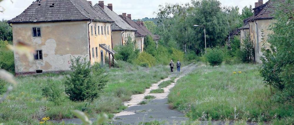Ein weites Feld. Das ehemalige Kasernengelände in Potsdam-Krampnitz ist seit dem Abzug der sowjetischen Armee völlig heruntergekommen. Offenbar wurde die Landesregierung beim Verkauf des 110-Hektar großen Areals vom Käufer ausgetrickst. Foto: Nestor Bachmann (dpa)