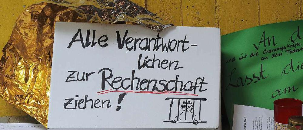 Trauer um die Loveparade-Opfer in Duisburg.