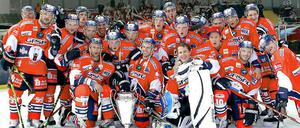 Gruppenbild mit Trophäe. Die Eisbären feiern in Salzburg den größten internationalen Erfolg der Klubgeschichte.