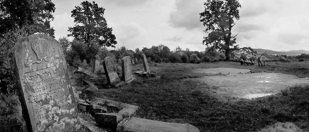 Den Großonkel Shmiel nannten sie König. Heute spielen Kinder auf dem jüdischen Friedhof von Bolechow in der Ukraine. 