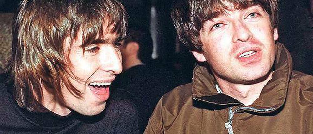 Bessere Frisuren. Oasis – hier Sänger Liam und Gitarrist Noel Gallagher 1996 – standen stets zu ihrer proletarischen Herkunft. Foto: dpa