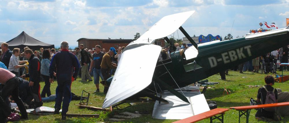Das Doppeldecker-Flugzeug kam beim Starten auf dem Gelände des örtlichen Segelflug-Clubs von der Piste ab.