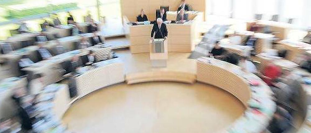 Jetzt geht’s rund. Streit im schleswig-holsteinischen Landtag droht zur Neufassung des Wahlgesetzes, über die Festlegung des Wahltermins und über die aktuelle Haushaltspolitik. Und dann beginnt auch schon sehr bald der Wahlkampf.