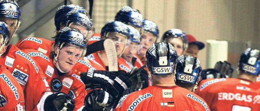 Das Team ist der Star. Die Eisbären gratulieren Constantin Braun und seinen Assistenten Jim Sharrow und Jeff Friesen zum Torerfolg gegen TPS Turku.