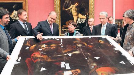 Mängelexemplar. Justizsenatorin Gisela von der Aue (Mitte) übergibt den „Judaskuss“ an den ukrainischen Innenminister Anatoli Mogiljow (links daneben). Foto: Eventpress Herrmann