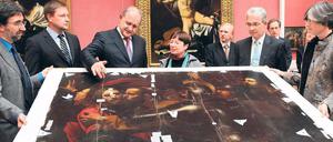 Mängelexemplar. Justizsenatorin Gisela von der Aue (Mitte) übergibt den „Judaskuss“ an den ukrainischen Innenminister Anatoli Mogiljow (links daneben). Foto: Eventpress Herrmann