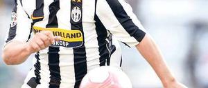 Auf dem Weg in die Bundesliga. Mauro Camoranesi (o.) geht nach Stuttgart, Klaas-Jan Huntelaar wird wohl bei Schalke 04 landen. Heute endet die Wechselfrist. Fotos: AFP/dpa