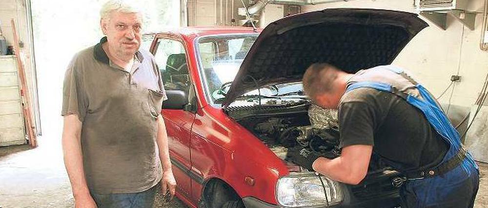 In Arbeit. Kfz-Meister Gerhard Strempel muss demnächst wegziehen.