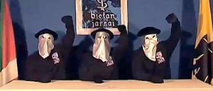 Bizarres Bild. Die baskische Eta-Terroristen versuchen sich als Friedensengel mit schimmernden Masken.