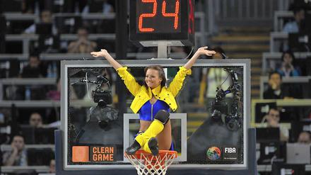 Zu leicht bekleidet? In der Türkei sind die WM-Cheerleader nicht bei allen Basketball-Zuschauern willkommen.