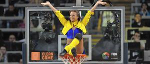 Zu leicht bekleidet? In der Türkei sind die WM-Cheerleader nicht bei allen Basketball-Zuschauern willkommen.