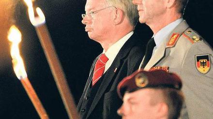 Abschiedsserenade. Roland Koch geht mit militärischer Begleitmusik. 