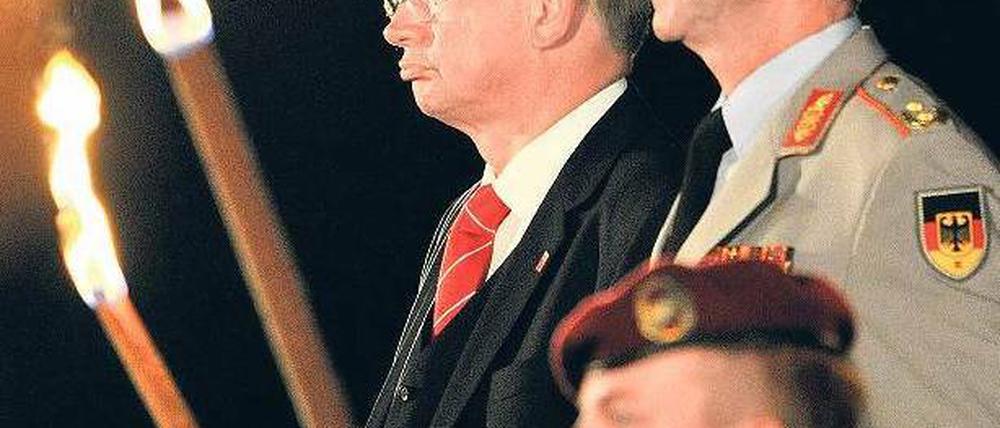 Abschiedsserenade. Roland Koch geht mit militärischer Begleitmusik. 